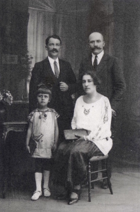 Zinovij-Jamkovij-photo-famille-1927